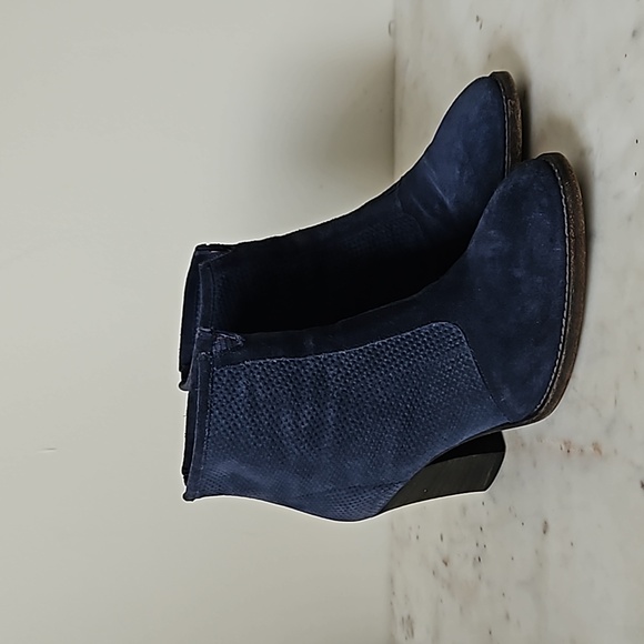 AQUATALIA: deep blue suede block heel ankle boots - Picture 2 of 9